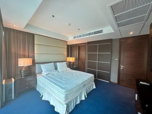 4-bedroom spacious condo for sale 700m from BTS Phromphong