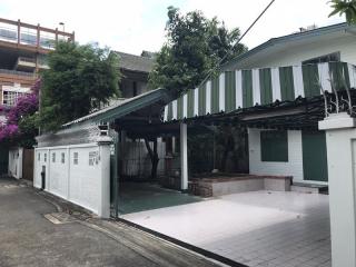 Land with 2 house for sale in Sathorn area
