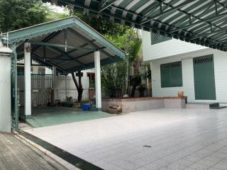 Land with 2 house for sale in Sathorn area