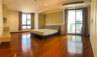 Spacious 2-bedroom condo for sale in Asoke area