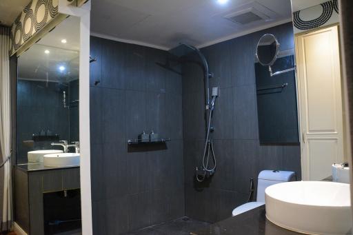 4-bedroom condo for sale 800m from MRT Lumpini