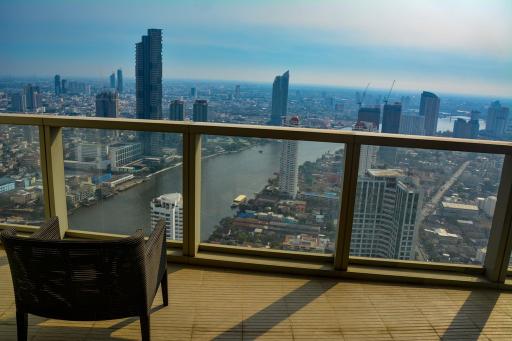 Stunning 3-bedroom riverside high floor condo for sale in Bangkok