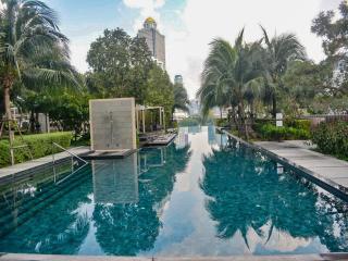 Stunning 3-bedroom riverside high floor condo for sale in Bangkok