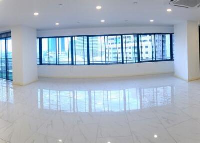 3-bedroom spacious condo for sale in Thonglor area