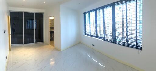 3-bedroom spacious condo for sale in Thonglor area