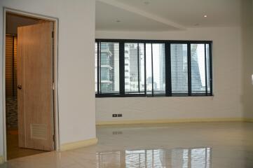 3-bedroom spacious condo for sale in Thonglor area