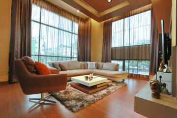 5 bedroom home office for sale on Huai Khwang