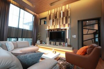 5 bedroom home office for sale on Huai Khwang