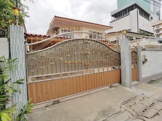 5 bedroom house for sale on Huai Khwang