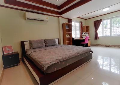 5 bedroom house for sale on Huai Khwang