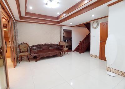 5 bedroom house for sale on Huai Khwang