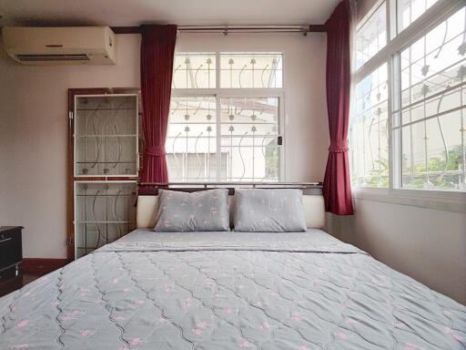 5 bedroom house for sale on Huai Khwang