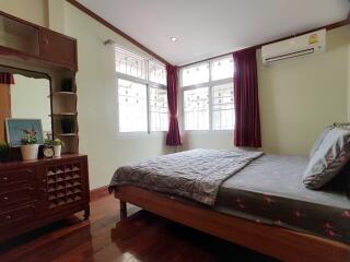5 bedroom house for sale on Huai Khwang