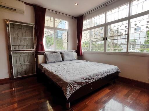 5 bedroom house for sale on Huai Khwang