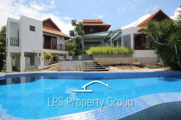 Unique 4 Bed Luxury Villa close to town (Sea Views)