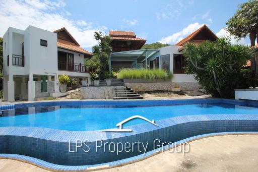 Unique 4 Bed Luxury Villa close to town (Sea Views)