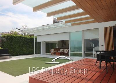 Absolute Beachfront - Modern Design 6 Bedroom Villa