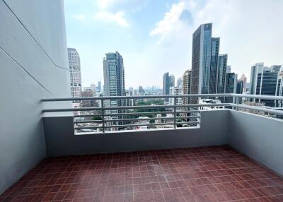 3-bedroom newly renovated condo for sale close to Phrom Phong BTS Station