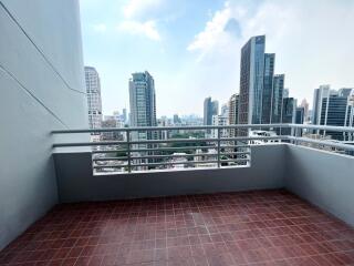 3-bedroom newly renovated condo for sale close to Phrom Phong BTS Station