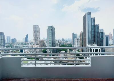 3-bedroom newly renovated condo for sale close to Phrom Phong BTS Station