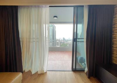 3-bedroom newly renovated condo for sale close to Phrom Phong BTS Station