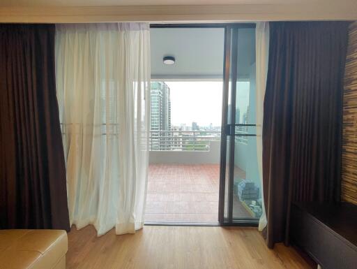 3-bedroom newly renovated condo for sale close to Phrom Phong BTS Station