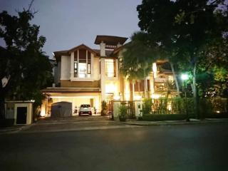 Superluxury house private pool for sale close to Phra Khanong BTS Station