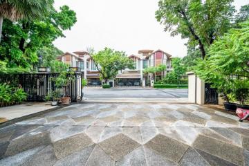 Superluxury house private pool for sale close to Phra Khanong BTS Station