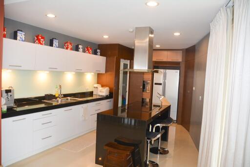 Spacious 3-bedroom condo for sale in Phromphong