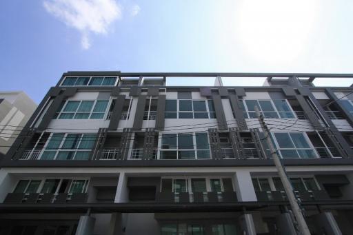 3 bedroom townhome for sale on Ladprao