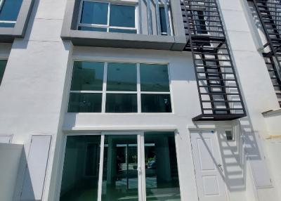 3 bedroom townhome for sale on Ladprao