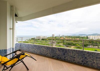 Large 1 Bed Condo with Sea Views to the North of town