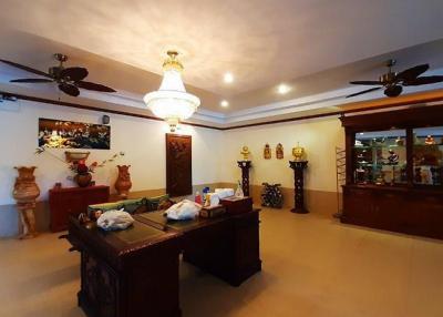 Stunning 11 Bed Mansion in West Hua Hin