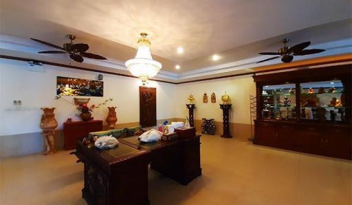 Stunning 11 Bed Mansion in West Hua Hin