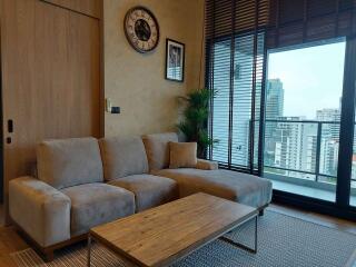 Modern 2 bedrooms condo for sale only 3 minutes walk to MRT Petchburi