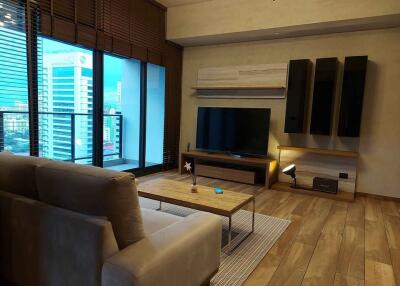 Modern 2 bedrooms condo for sale only 3 minutes walk to MRT Petchburi