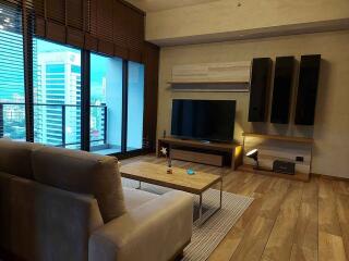 Modern 2 bedrooms condo for sale only 3 minutes walk to MRT Petchburi