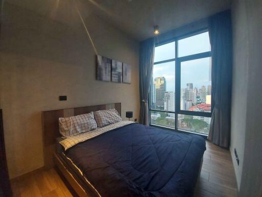 Modern 2 bedrooms condo for sale only 3 minutes walk to MRT Petchburi