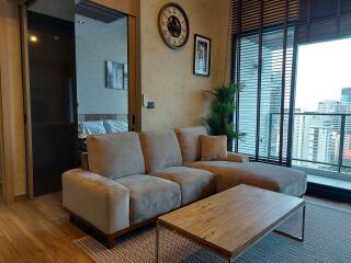 Modern 2 bedrooms condo for sale only 3 minutes walk to MRT Petchburi