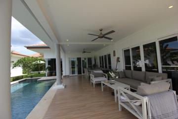 4 Bed Luxury Pool Villa on Large Plot