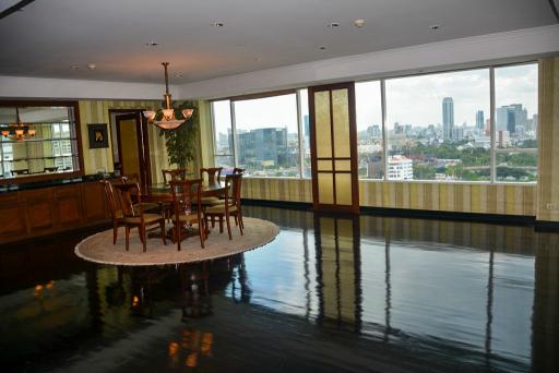 3-bedroom spacious condo for sale in Phromphong area