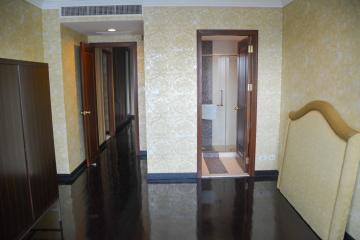 3-bedroom spacious condo for sale in Phromphong area