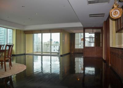 3-bedroom spacious condo for sale in Phromphong area