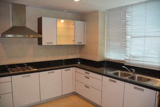 3-bedroom spacious condo for sale in Phromphong area