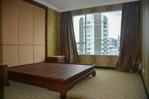 3-bedroom spacious condo for sale in Phromphong area