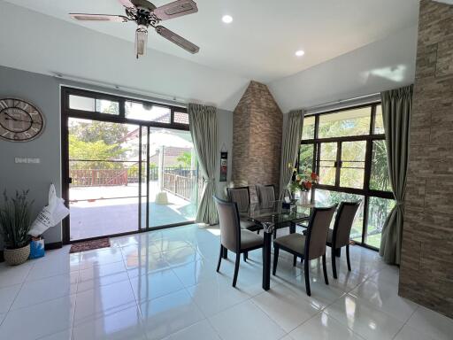 Royal Garden: Beautiful. Spacious 5 Bedroom Family Home