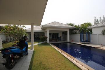 The Lees : 3 Bedroom Pool Villa with Car Port