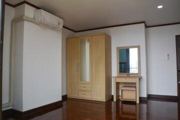 2-bedroom spacious & entirely refurbished condo in Phromphong