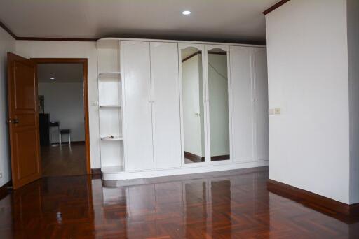 2-bedroom spacious & entirely refurbished condo in Phromphong