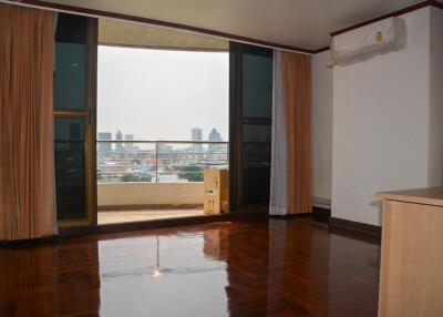 2-bedroom spacious & entirely refurbished condo in Phromphong